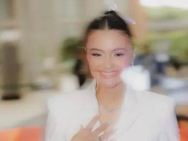 Potret Amanda Rawles di red carpet gala premiere film Laura. Sejak diumumkan ia yang memerankan Laura Anna, Amanda Rawles banjir pujian dari netizen. Pasalnya kekasih Adriel Susanteo ini disebut mirip dengan Laura. Terbukti saat trailer film Laura rilis pada Mei 2024 lalu, artis berusia 24 tahun ini bermain apik sebagai Laura. Amanda yang akui pernah mimpi Laura membuat semakin yakin memerankan tokoh Laura Anna. (Liputan6.com/IG/@amandarawles)