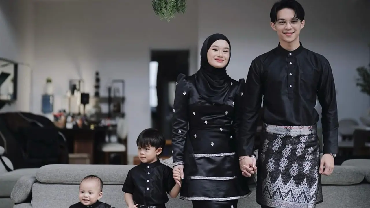 10 Adu Gaya Keluarga Artis Pakai Baju Sarimbit saat Lebaran 2024, Ayu Ting Ting hingga Nagita Slavina