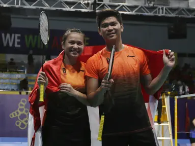 Ganda campuran, Praveen Jordan / Melati Daeva, merayakan kemenangan atas ganda Malaysia, Goh Soon Huat / Lai Shevon pada laga final SEA Games 2019 di Multinlupa Sports Complex, Senin (9/12). Praveen / Melati menang 21-19, 12-21 dan 23-21. (Bola.com/M Iqbal Ichsan)