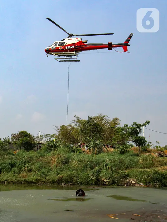 Salah satunya, BNPB menerjunkan helikopter water bombing hari ini. (merdeka.com/Arie Basuki)
