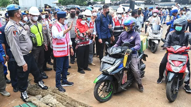 Menteri Perhubungan Budi Karya Sumadi meninjau Pelabuhan Panjang, Lampung pada Sabtu (7/5/2022) dalam rangka mengecek kesiapan arus balik. (Dok Kemenhub)