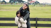 Mudah dekat dengan siapa saja, Gempi terlihat nyaman bersama Medina Dina. Medina yang sebelumnya sudah pernah menikah, tentunya punya sisi keibuannya. Melihat foto Gempi dan Medina ini, sepertinya anak semata wayang Gading Marten itu sudah bisa menerima kehadiran Medina jika nantinya hubungan Medina Dina dan Gading Marten berlabuh ke pelaminan. (Liputan6.com/IG/medinadinaaa)