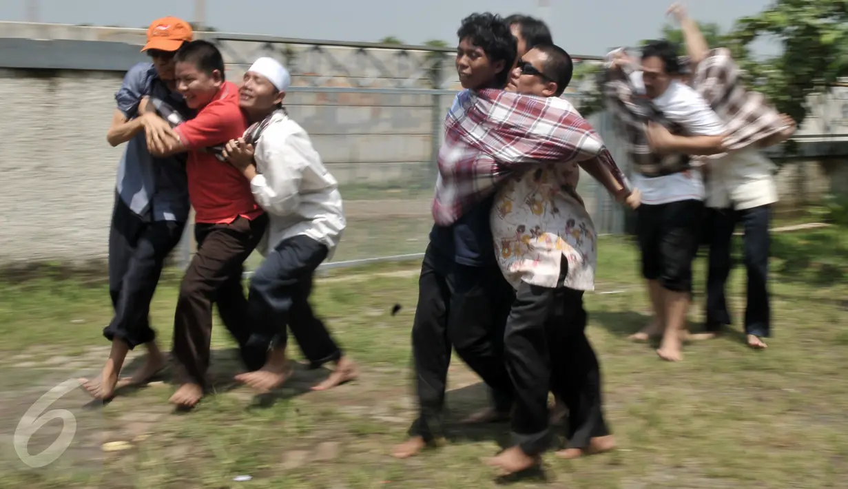 Dalam langkah yang gelap, para penyadang tunanetra tak mau kalah untuk ikut merasakan kegembiraan. Berbekal semangat, mereka antusias mengikuti perlombaan yang sulit dilakukan tanpa indera penglihatan. (Liputan6.com/Yoppy Renato)