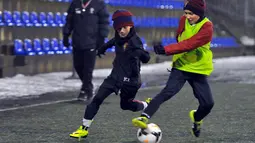 Rencananya bulan Mei mendatang, Jacek Czaplinski, akan memulai latihan bersama Real Madrid. Dirinya memiliki kesempatan mencoba rumput di Stadion Santiago Bernabeu. (EPA/Marcin Bielecki)