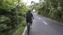 Striker Timnas Indonesia U-22, Ahmad Nur Hardianto, bersepeda menikmati suasana alam di Ubud, Bali, Jumat (7/7/2017). Penyerang Persela ini sedang mengikuti pemusatan latihan jelang SEA Games. (Bola.com/Vitalis Yogi Trisna)