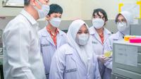 Menteri Perindustrian Agus Gumiwang Kartasasmita meninjau kegiatan belajar mengajar di SMK-SMAK Bogor di bawah naungan Badan Pengembangan SDM Industri (BPSDMI) Kementerian Perindustrian (Kemenperin).