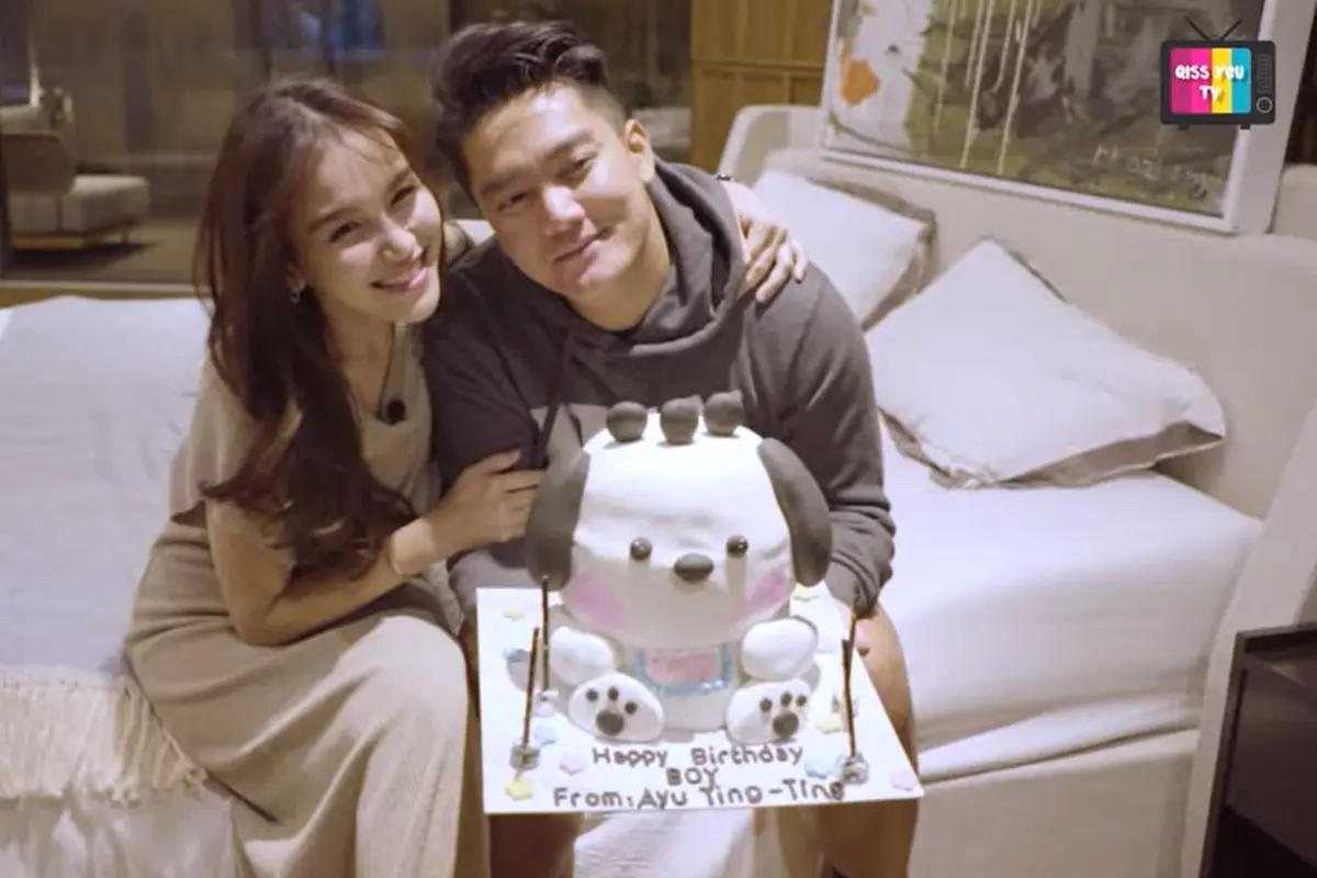 Ayu Ting Ting Beri kado Boy William