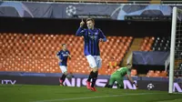 Gelandang Atalanta, Josip Ilicic berselebrasi usai mencetak gol ke gawang Valencia pada pertandingan leg kedua babak 16 besar Liga Champions di Mestalla, Spanyol (10/3/2020). Ilicic mencetak empat gol dipertandingan ini dan mengantar Atalanta menang 4-2 atas Valencia. (UEFA via AP)