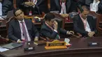 Calon wakil presiden nomor urut 1 Muhaimin Iskandar mengusap wajahnya dengan tisu di sebelah calon presiden Anies Baswedan saat mengikuti jalannya sidang putusan perselisihan hasil Pilpres 2024 di Gedung Mahkamah Konstitusi (MK), Jakarta, Senin (22/4/2024). (Liputan6.com/Angga Yuniar)