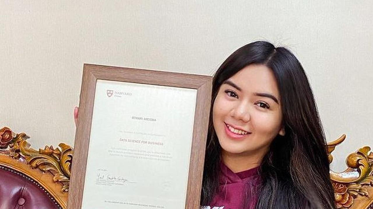 Tak berhenti sampai di sana,  Bthari mengikuti pelatihan data science for bussines di Harvard Bussines School Online.