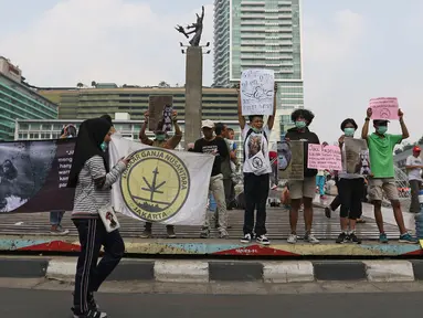 Sejumlah masyarakat yang tergabung dalam organisasi Lingkar Ganja Nusantara (LGN) Jakarta melakukan aksi yang bertajuk Selamatkan Hutan Indonesia pada Car Free Day di Kawasan Bundaran HI, Jakarta, Minggu (29/9/2019).  (Liputan6.com/Herman Zakharia)