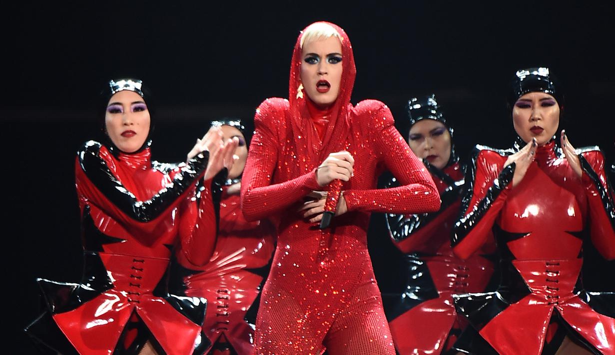 Penyanyi Katy Perry menghibur penonton saat tampil di Madison Square Garden dalam tur "Witness: The Tour" di New York (2/10). Tidak hanya tampil menawan, tata panggung konser Katy Perry juga berhasil puaskan penonton. (Michael Loccisano/Getty Images/AFP)