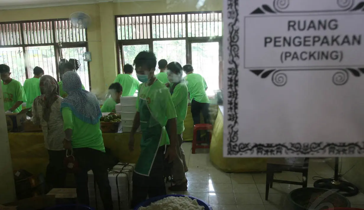 Selama bulan Ramadan, Masjid Istiqlal menyediakan 3000 takjil gratis bagi masyarakat yang berbuka puasa di masjid tersebut, Jakarta, Kamis (10/7/14). (Liputan6.com/Faizal Fanani)