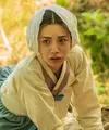 Nana dengan hanbok yang cukup lusuh. (Netflix)