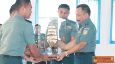 Citizen6, Surabaya: Usai menyampaikan pembekalan kepada peserta Kadiskual mendapatkan cindera mata dari siswa Diktukpa Angkatan ke - 41. (Pengirim: Penkobangdikal)