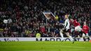 Pemain MU, Bruno Fernandes (kanan), menendang bola ke gawang Fulham yang membuahkan gol ketiga bagi Setan Merah dalam babak perempat final Piala FA 2022/2023, Minggu (19/3/2023) malam WIB. (AP Photo/Jon Super)