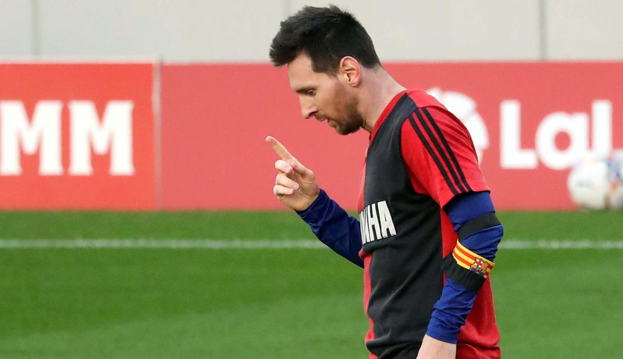 Striker Barcelona, Lionel Messi, menggunakan jersey Newell's Old Boys melakukan selebrasi saat melawan Osasuna pada laga Liga Spanyol di Stadion Camp Nou, Minggu (29/11/2020). Gol tersebut dipersembahkan untuk mendiang Diego Maradona. (AFP/J. Bassa)