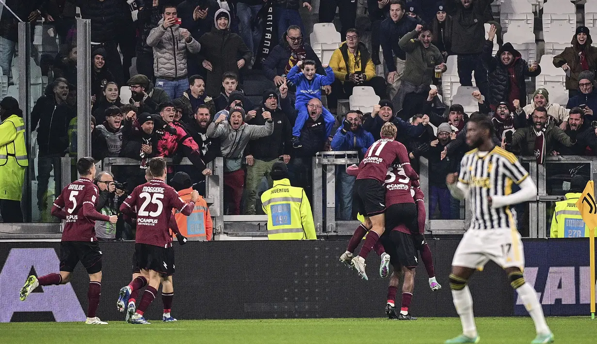 Selebrasi para pemain Salernitana setelah Chukwubuikem Ikwuemesi menjebol gawang Juventus pada laga babak 16 besar Coppa Italia 2023/2024 di Juventus Stadium, Turin, Jumat (5/1/2024) dini hari WIB. (dpa via AP Photo/Marco Alpozzi)