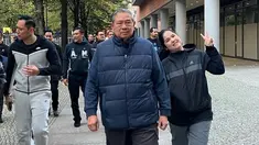 Annisa Pohan berkunjung ke Jerman menemani sang suami, Agus Yudhoyono dan mantan Presiden Susilo Bambang Yudhoyono. Sejumlah kegiatan saat berada di Negeri Panser diunggah ibu satu anak ini di akun Instagram terverifikasi, dari bertemu para anggota Perhimpunan Pelajar Indonesia (PPI) hingga selebgram viral Bunda Corla. (Foto: Dok. Instagram @annisayudhoyono)