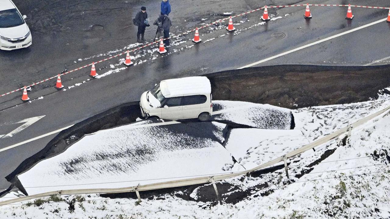 FOTO: Jalan di Aomori Ambles Usai Gempa 7,5 SR Guncang Jepang Utara
