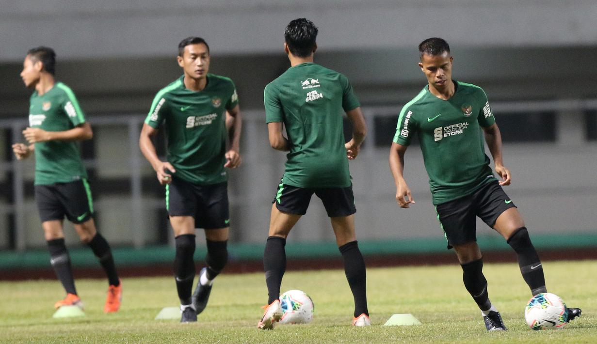 Pemain Timnas Indonesia, Manahati Lestusen , menggiring bola saat sesi latihan di Stadion Pakansari, Bogor, Kamis (22/8). Latihan tersebut untuk persiapan jelang laga kualifikasi Piala Dunia 2022. (Bola.com/M Iqbal Ichsan)