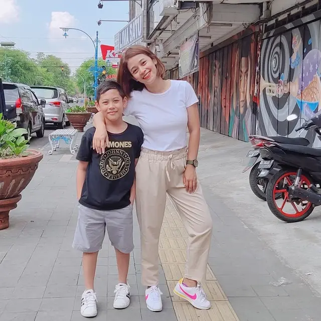 Sudah Jadi Ibu, Ini 6 Potret Kebersamaan Eky Renata AFI dan Anak