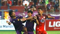 Pemain Martapura FC berebut bola dengan pemain Persik pada laga Liga 2 di Stadion Brawijaya, Kediri (26/6/2019). (Bola.com/Gatot Susetyo)