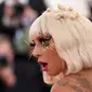 Lady Gaga mengenakan bulu mata emas saat menghadiri Met Gala 2019 yang digelar di The Metropolitan Museum of Art, New York, Amerika Serikat, Sanin (6/5/2019). Lady gaga mengenakan empat busana yang heboh dan meriah saat menghadiri Met Gala 2019. (Photo by Evan Agostini/Invision/AP)