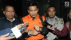 Anggota DPR dari Fraksi Golkar Bowo Sidik Pangarso (BSP) dikawal petugas usai menjalani pemeriksaan di Gedung KPK, Jakarta, Kamis (28/3). KPK menetapkan BSP, Asty Winasti dan Indung terkait dugaan suap pelaksanaan kerja sama pengangkutan di bidang pelayaran. (merdeka.com/Dwi  Narwoko)