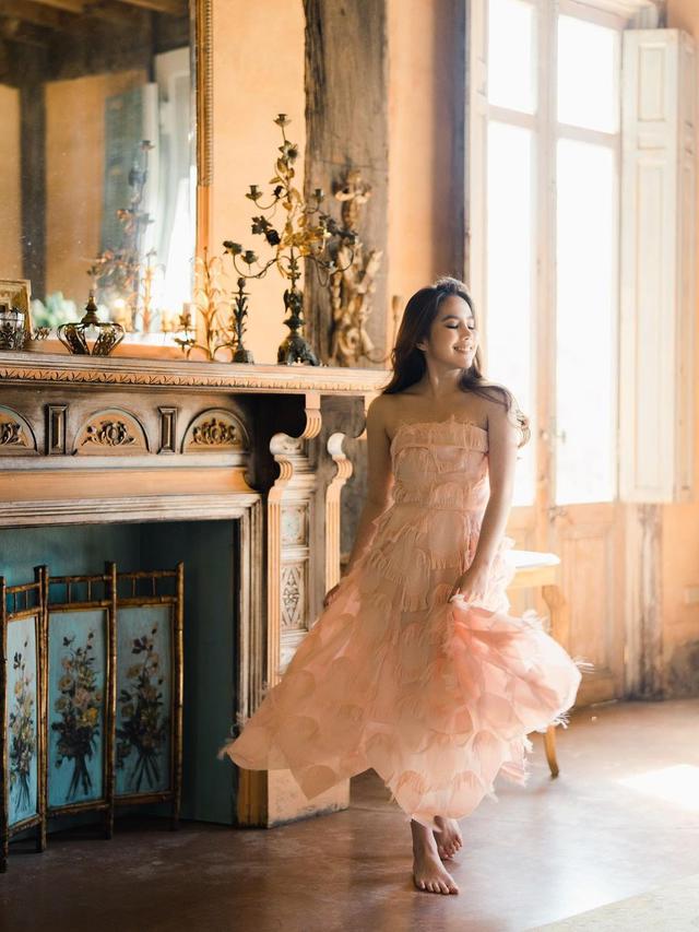 Gaya Pemotretan Agatha Chelsea Pakai Gaun, Bak Putri Bangsawan. (Sumber: Instagram/agatha_chelsea)