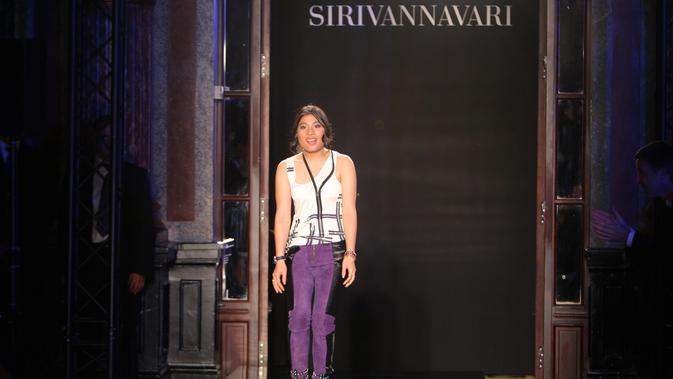 Putri Sirivannavari di akhir fashion show koleksinya spring/summer 2009 ready-to-wear di Paris pada 2008 lalu. (PIERRE VERDY / AFP)