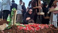 Tangis Venna Melinda Antarkan Jenazah sang Ayah ke Peristirahatan Terakhir