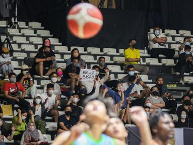 Sejumlah penonton memberikan dukungan saat laga pekan pertama IBL Tokopedia 2022 antara NSH Mountain Gold Timika melawan Bumi Borneo Pontianak di Hall Basket Gelora Bung Karno, Sabtu (15/01/2022). (Bola.com/Bagaskara Lazuardi)