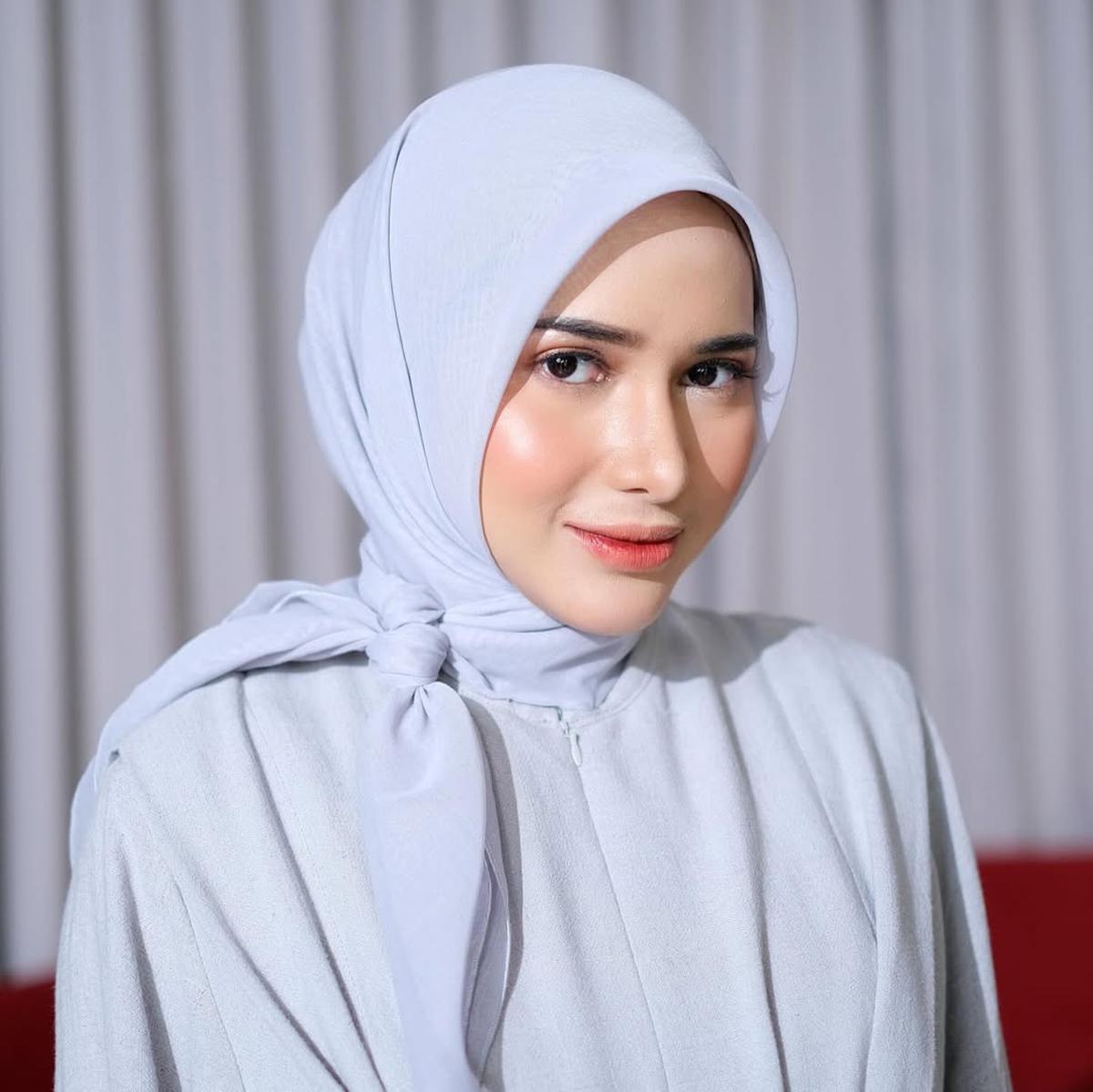7 Potret Dilan Janiyar Kenakan Hijab, Auranya Berubah Timur Tengah Banget