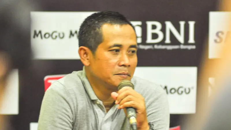 Pelatih Arema Menangis di Ruang Ganti dan Siap bila Dipecat