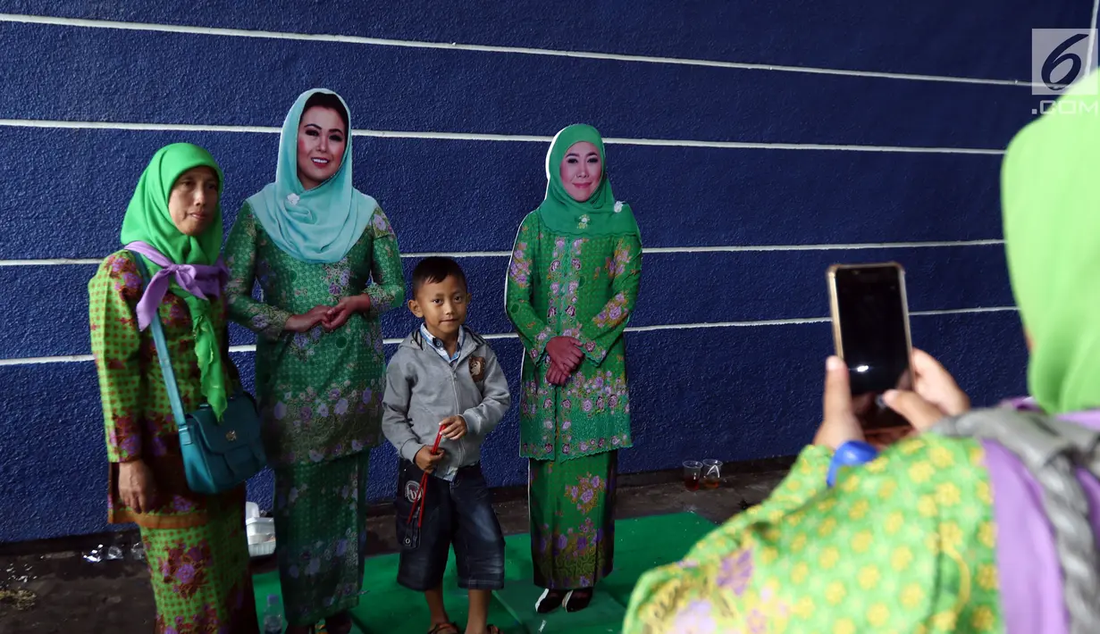 Ribuan kader Muslimat NU saat menghadiri Harlah ke-73 Muslimat NU di SUGBK, Jakarta, Minggu (27/1). Acara ini dihadiri sekitar 100 ribu kader Muslimat NU seluruh Indonesia. (Liputan6.com/JohanTallo)