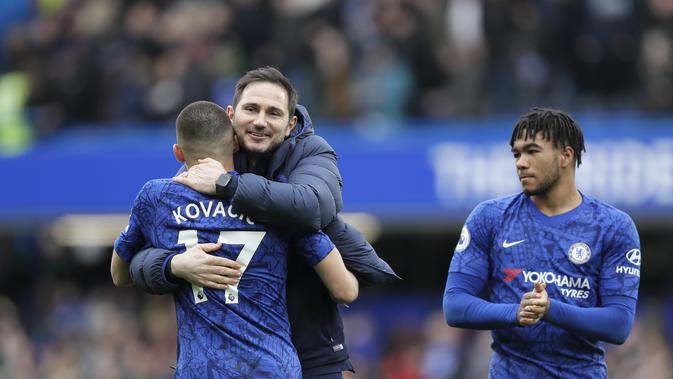 Manajer Chelsea Frank Lampard memeluk pemainnya Mateo Kovacic usai mengalahkan Tottenham Hotspur 2-1 dalam lanjutan Liga Inggris di Stamford Bridge, Sabtu (22/2/2020).(AP Photo/Kirsty Wigglesworth)
