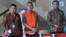 Tersangka kasus dugaan korupsi di PN Balikpapan tahun 2018, Kayat (tengah) usai menjalani pemeriksaan di Gedung KPK, Jakarta, Rabu (24/7/2019). Kayat diperiksa sebagai tersangka terkait menerima suap untuk membebaskan terdakwa kasus pemalsuan surat atas nama Sudarman. (merdeka.com/Dwi Narwoko)