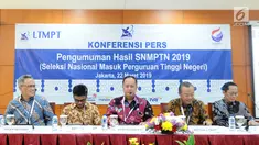 Menristekdikti M Nasir (tengah) memberi paparan pengumuman hasil Seleksi Nasional Masuk Perguruan Tinggi Negeri (SNMPTN) 2019 di Jakarta, Jumat (22/3). Sebanyak 92.331 siswa lulus SNMPTN 2019. (Liputan6.com/Herman Zakharia)