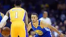 Pemain Warriors, Stephen Curry (kanan) menghadang laju pemain LA Lakers, D'Angelo Russell (kiri) pada laga NBA preseason di Valley View Casino Center, San Dieg, Kamis (20/10/2016). (Reuters/Jake Roth-USA TODAY Sports)
