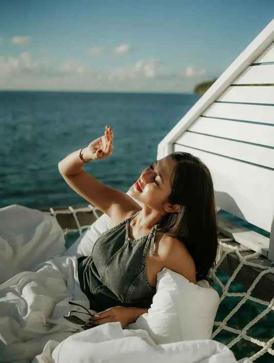 Mana potret favoritmu dari penampilan Bella Bonita yang terbaru ini, Sahabat FIMELA? [Foto: Instagram/bellabonita_r.a]