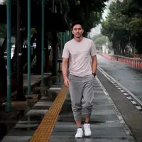 Suami Donna Agnesia ini mengaku tidak mengalami kenaikan berat badan tersebut. Pasalnya, ia tetap rajin berolahraga meski di rumah saja. Tujuannya agar kesehatan tetap terjaga dengan beraktivitas tersebut. (Instagram/darius_sinathrya)