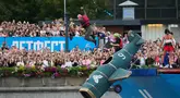 Seorang peserta melompat dari wahana terbang rakitannya saat festival olahraga Letfest di Muzeon Art Park, Moskow, Sabtu, 22 Agustus 2026. (Foto AP/Alexander Zemlianichenko)