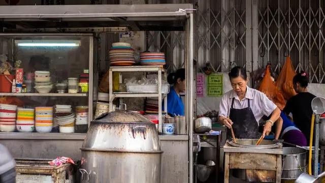 Ilustrasi pedagang makanan di Singapura. (Unsplash/Joshua Anand)