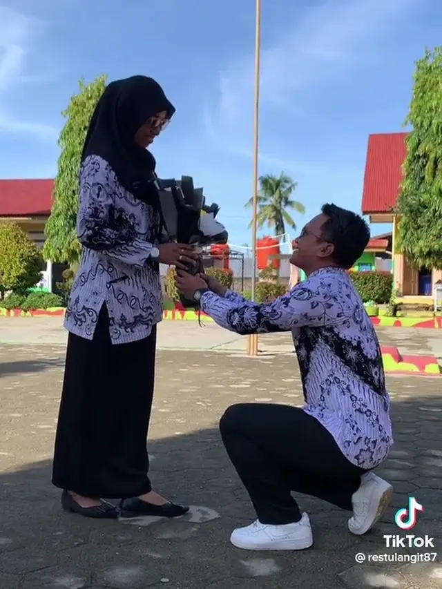 Guru Melamar Kepala Sekolah