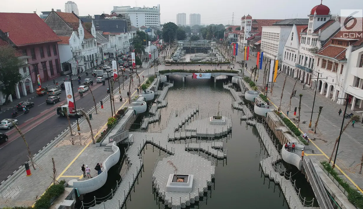 Suasana kawasan pedestrian Kali Besar, Kota Tua, Jakarta Barat, Rabu (11/7). Proyek revitalisasi Kali Besar itu telah diresmikan dan dibuka untuk umum oleh Wakil Gubernur Sandiaga Uno akhir pekan lalu. (Liputan6.com/Arya Manggala)