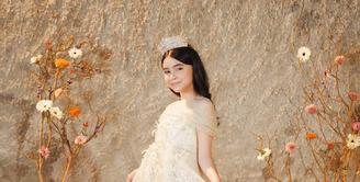 Sienna Kasyafani putri semata wayang Marshanda saat ini sudah tumbuh semakin besar. Tampil cantik dengan gaun bak seorang princess, gayanya ini menuai banyak pujian. Bahkan tidak jarang para netizen menyebut bahwa Sienna bisa saja menjadi seorang seleb seperti kedua orang tuanya. (Liputan6.com/IG/@marshanda99)