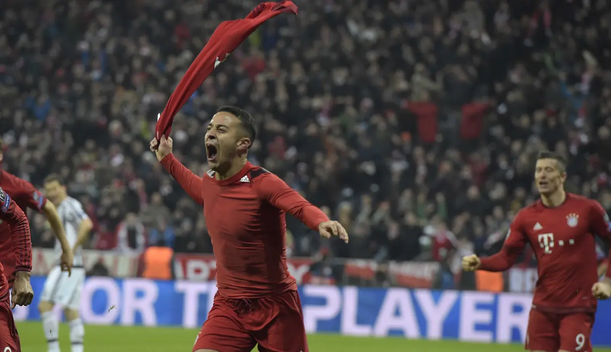 Pemain Bayern Munich, Thiago Alcantara menutup kemenangan timnya dengan satu gol saat melawan Juventus pada laga leg kedua 16 besar liga Champions di Stadion Allianz Arena, Munich, Kamis (17/3/2016) dini hari WIB. (AFP/Tobias Schwarz)