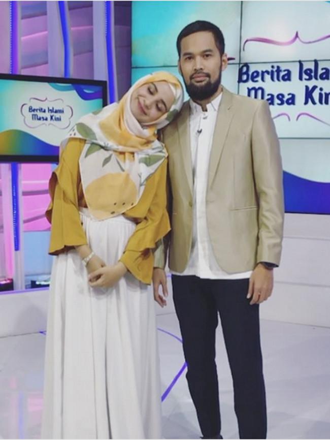 Pesinetron Shireen Sungkar kini sedang berbadan dua. Istri Teuku Wisnu itu sedang mengandung janin anak ketiga. Seperti banyak yang dialami oleh ibu hamil yang lain, Shireen juga mengalami mual diawal kehamilannya. (Instagram/shireensungkar)