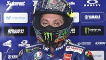 Pebalap Movistar Yamaha, Valentino Rossi, bingung dan khawatir dengan hasil pada hari ketiga tes pramusim MotoGP 2018 di Sirkuit Sepang, Selasa (30/1/2018). (AP Photo/Sadiq Asyraf)